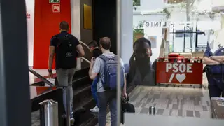 La Unidad Central Operativa (UCO) de la Guardia Civil en la sede del PSOE, en la calle Ferraz, a petición del Tribunal Supremo, para clonar el correo corporativo del exsecretario de Organización del partido Santos Cerdán, investigado por adjudicaciones presuntamente irregulares. La Unidad Central Operativa (UCO) de la Guardia Civil en la sede del PSOE, en la calle Ferraz, a petición del Tribunal Supremo, para clonar el correo corporativo del exsecretario de Organización del partido Santos Cerdán, investigado por adjudicaciones presuntamente irregulares.