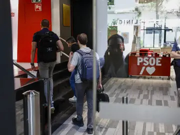 La Unidad Central Operativa (UCO) de la Guardia Civil en la sede del PSOE, en la calle Ferraz, a petición del Tribunal Supremo, para clonar el correo corporativo del exsecretario de Organización del partido Santos Cerdán, investigado por adjudicaciones presuntamente irregulares. La Unidad Central Operativa (UCO) de la Guardia Civil en la sede del PSOE, en la calle Ferraz, a petición del Tribunal Supremo, para clonar el correo corporativo del exsecretario de Organización del partido Santos Cerdán, investigado por adjudicaciones presuntamente irregulares.