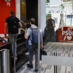 La Unidad Central Operativa (UCO) de la Guardia Civil en la sede del PSOE, en la calle Ferraz, a petición del Tribunal Supremo, para clonar el correo corporativo del exsecretario de Organización del partido Santos Cerdán, investigado por adjudicaciones presuntamente irregulares.