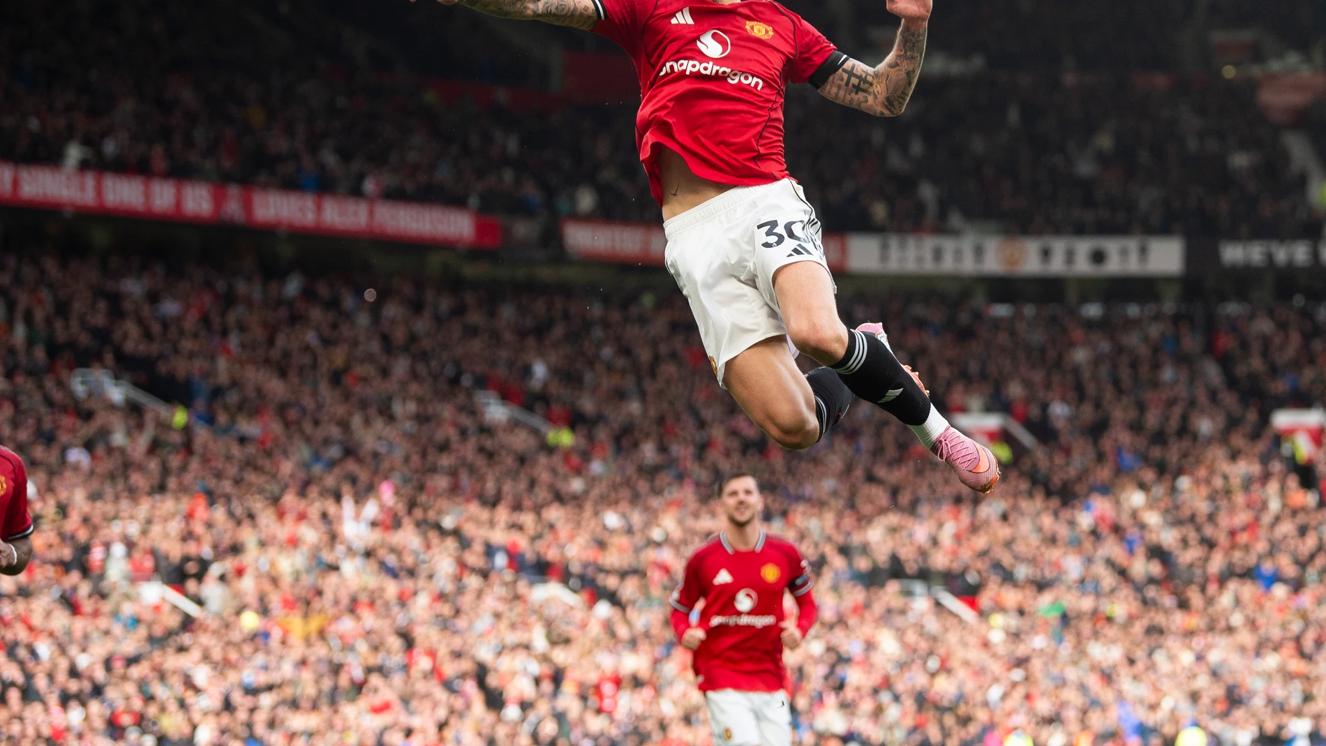 MANCHESTER (United Kingdom), 04/10/2025.- Benjamin Sesko of Manchester United celebrates after scoring the second goal during the English Premier League match between Manchester United and Sunderland AFC, in Manchester, Britain, 04 October 2025. (Reino Unido) EFE/EPA/PETER POWELL EDITORIAL USE ONLY. No use with unauthorized audio, video, data, fixture lists, club/league logos, 'live' services or NFTs. Online in-match use limited to 120 images, no video emulation. No use in betting, games or s...