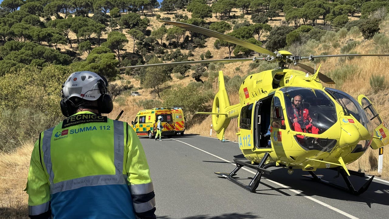 Dos jóvenes motoristas, trasladados en helicóptero, tras sufrir un grave accidente en Robledo de Chavela