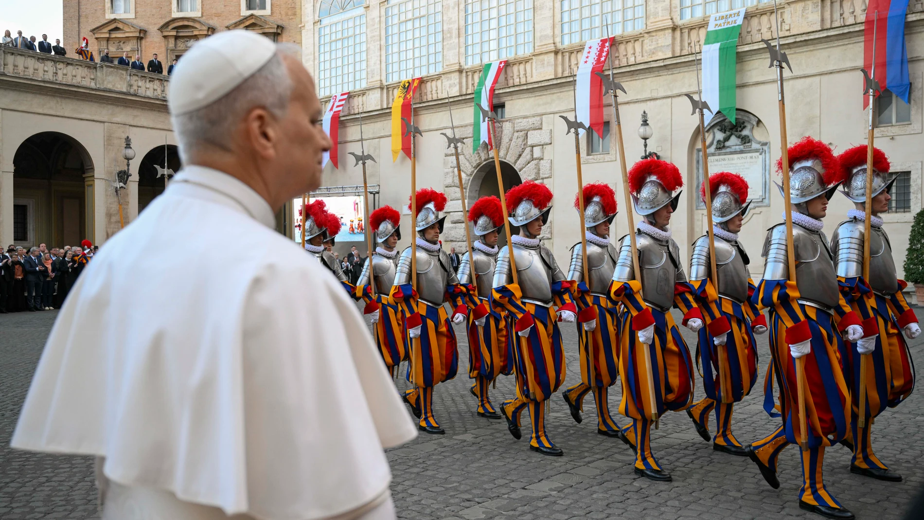 CIUDAD DEL VATICANO, 04/10/2025.- Los veintisiete nuevos soldados de la Guardia Suiza, el histórico ejército que protege a los papas, han pronunciado este sábado su juramento solemne de servicio, en una ceremonia en el Vaticano a la que asistió León XIV. EFE/Vatican Media SÓLO USO EDITORIAL, PERMITIDO SU USO SÓLO EN RELACIÓN A LA INFORMACIÓN QUE APARECE EN EL PIE DE FOTO (CRÉDITO OBLIGATORIO)