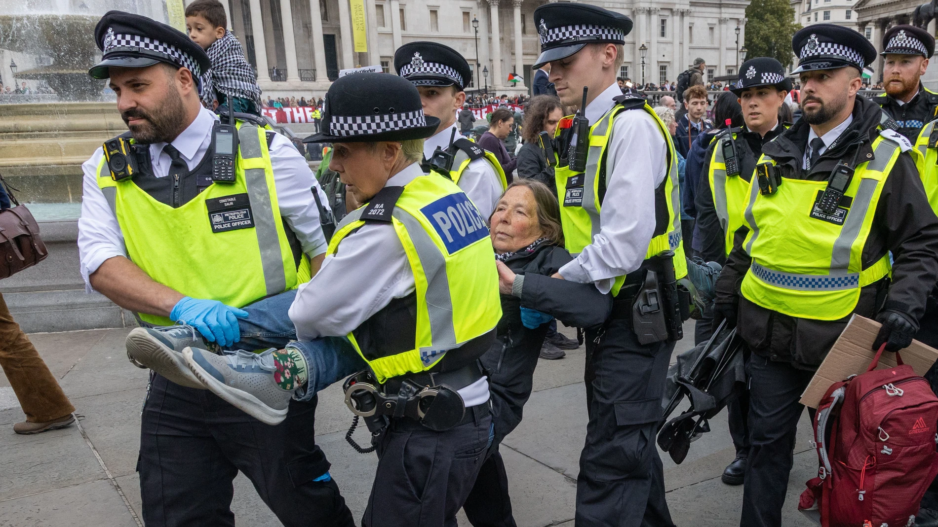 LONDON (United Kingdom), 04/10/2025.- Police arrest supporters of the banned Palestine Action group who take part in a civil disobedience protest in Trafalgar Square in London, Britain, 04 October 2025. British police requested that organizers postpone the protest after the Manchester synagogue attack, but the request was refused. Palestine Action was designated a proscribed terrorist organization by the UK government on 05 July 2025. (Terrorista, Protestas, Reino Unido, Londres) EFE/EPA/TAYF...