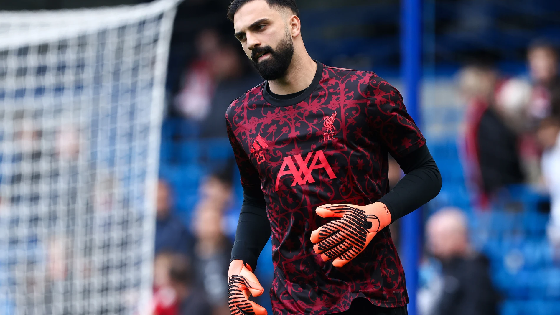 Goalkeeper Giorgi Mamardashvili of Liverpool warms up during the English championship Premier League football match between Chelsea and Liverpool on 4 October 2025 at Stamford Bridge in London, England - Photo Paul Phelan / ProSportsImages / DPPI AFP7 04/10/2025 ONLY FOR USE IN SPAIN