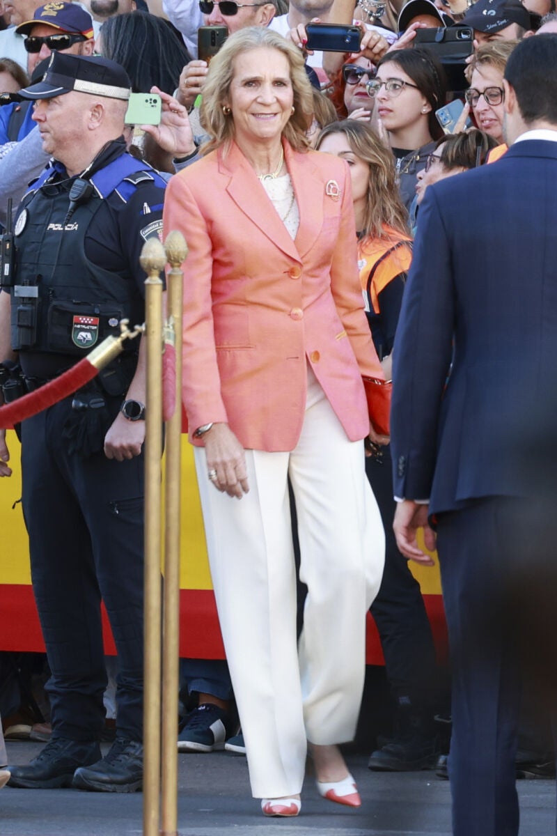 El look de la Infanta Elena en Torrejón de Ardoz.