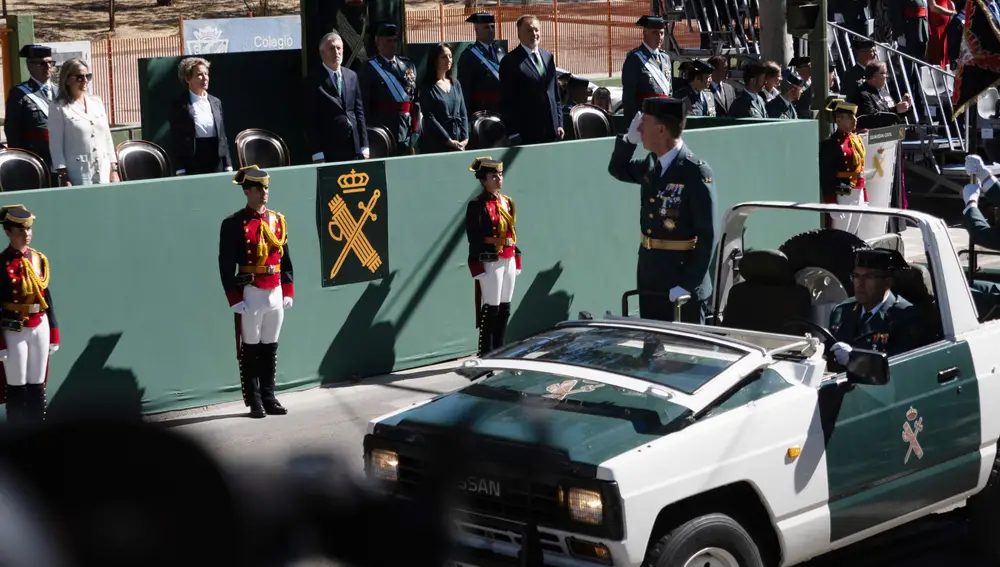 Asistencia multitudinaria a la parada militar y el desfile de la Guardia Civil en Cuenca