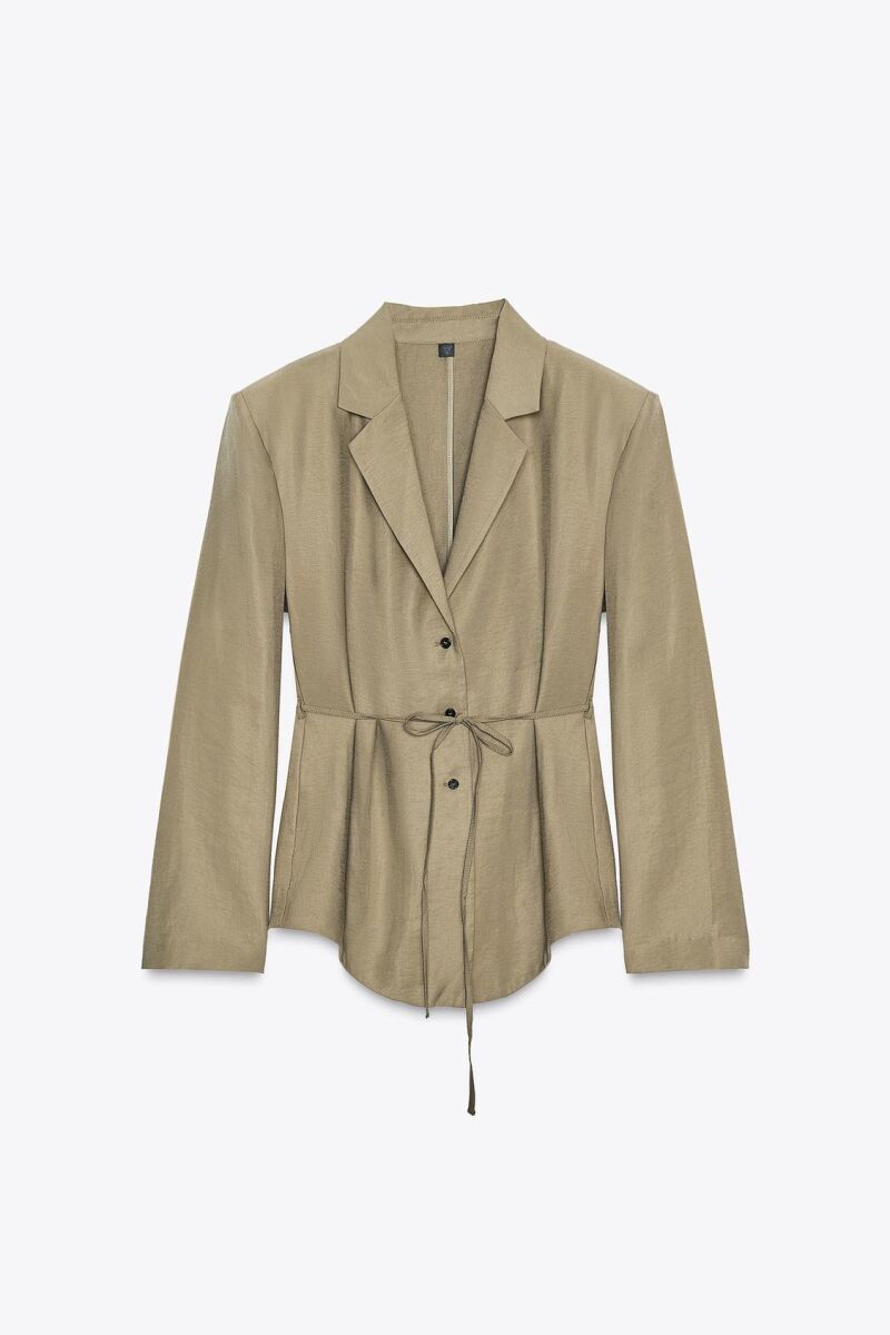 Blazer hombreras cinturón fino.