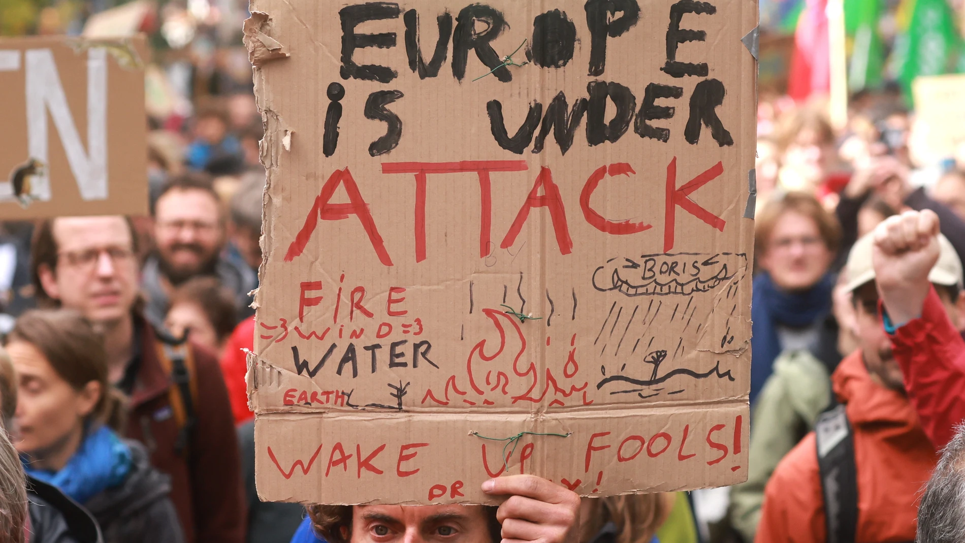 BRUSSELS (Belgium), 05/10/2025.- People take part in the National Climate March 2025 in Brussels, Belgium, 05 October 2025. Thousands participants are expected to join a climate march in Brussels on Sunday, organised by the Climate Coalition ahead of COP30 in Brazil, urging the government to redirect 15 billion euros in fossil fuel subsidies toward green investments. (Bélgica, Brasil, Bruselas) EFE/EPA/OLIVIER HOSLET