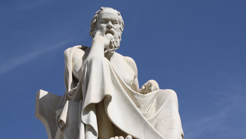 Estatua neoclásica del antiguo filósofo griego Sócrates, en el exterior de la Academia de Atenas, en Grecia.