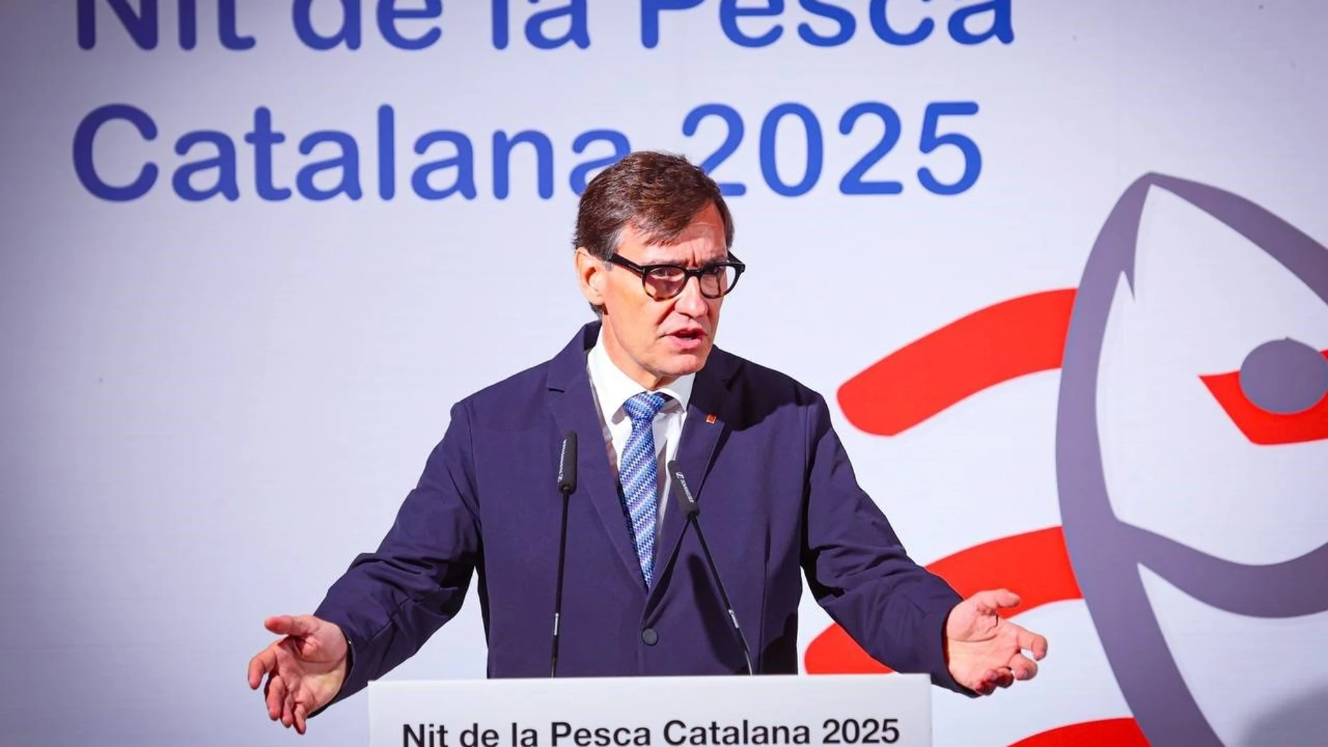El presidente de la Generalitat, Salvador Illa, durante su discurso en la Nit de la Pesca Catalana 2025 REMITIDA / HANDOUT por Generalitat de Catalunya Fotografía remitida a medios de comunicación exclusivamente para ilustrar la noticia a la que hace referencia la imagen, y citando la procedencia de la imagen en la firma 05/10/2025