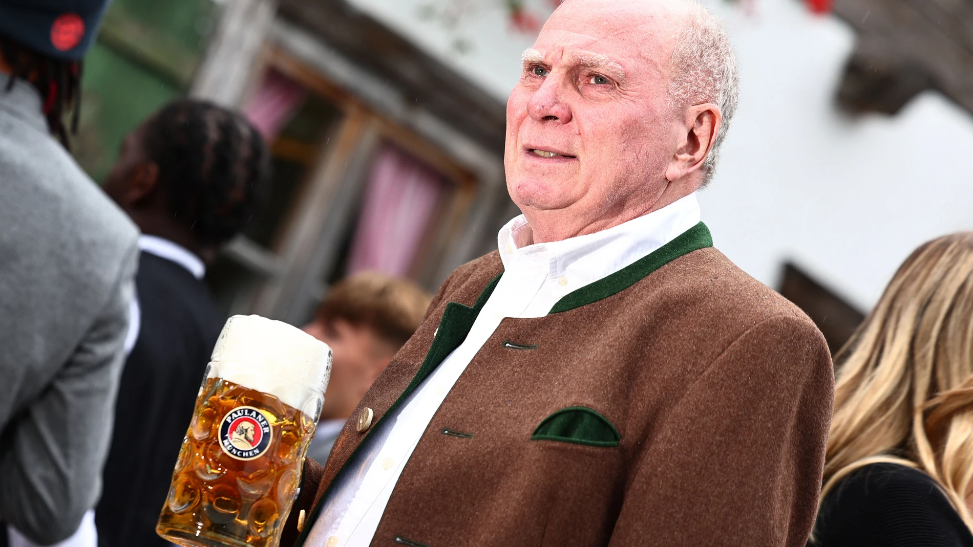 MUNICH (Germany), 05/10/2025.- Bayern Munich honorary president Uli Hoeness poses as they attends the 190th edition of the Oktoberfest beer and amusement festival in Munich, Germany, 05 October 2025. (Alemania) EFE/EPA/ANNA SZILAGYI