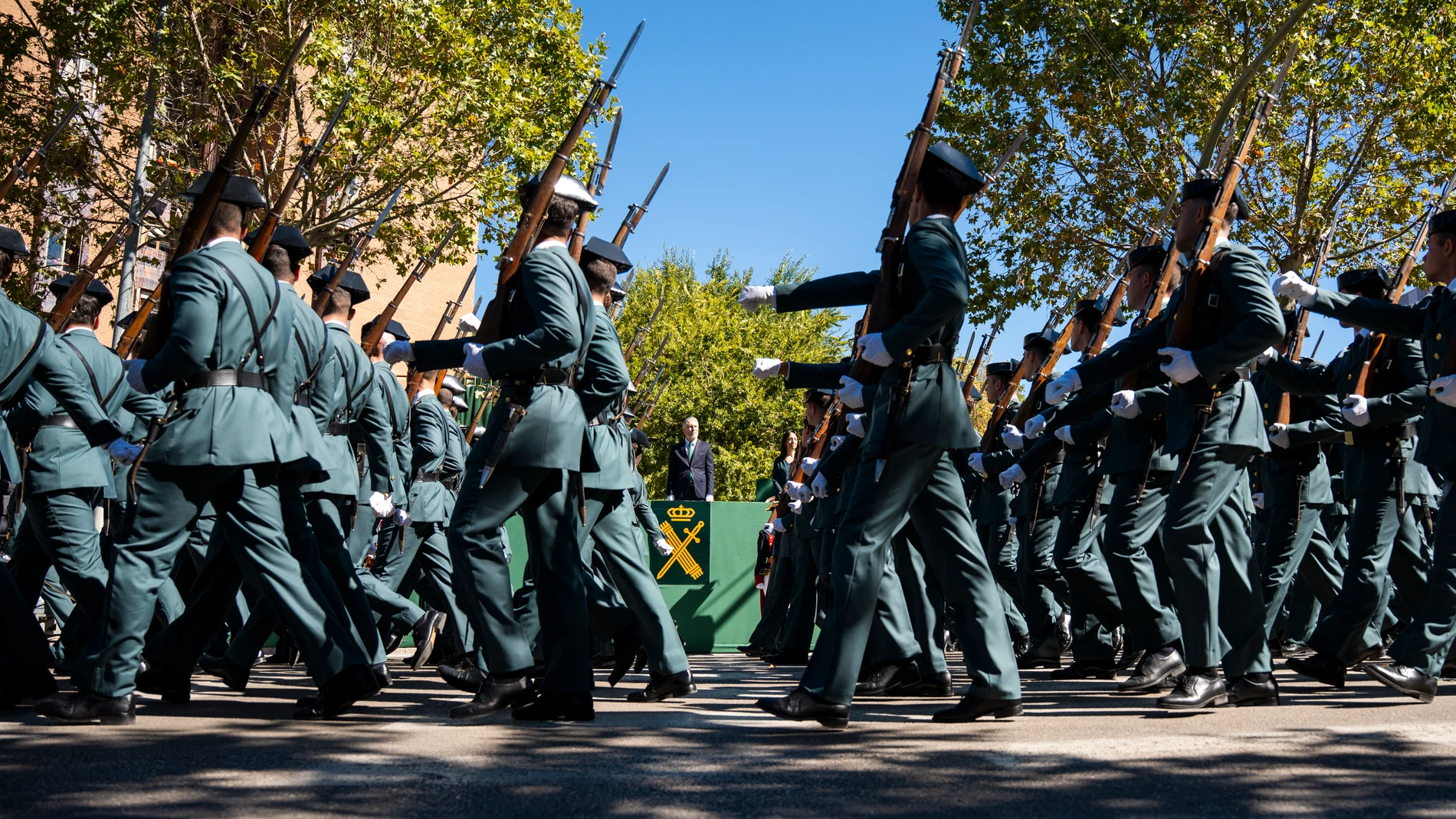 El ministro del Interior, Fernando Grande-Marlaska (c), preside el acto central de celebración de la festividad de la Virgen del Pilar, Patrona de la Guardia Civil, a 5 de octubre de 2025, en Cuenca, Castilla-La Mancha (España). La ceremonia cuenta con una solemne parada militar y desfile en el que han participado efectivos de diferentes unidades y especialidades del cuerpo, tanto a pie como a caballo y en vehículos motorizados.05 OCTUBRE 2025;DESFILE MILITARLola Pineda / Europa Press05...