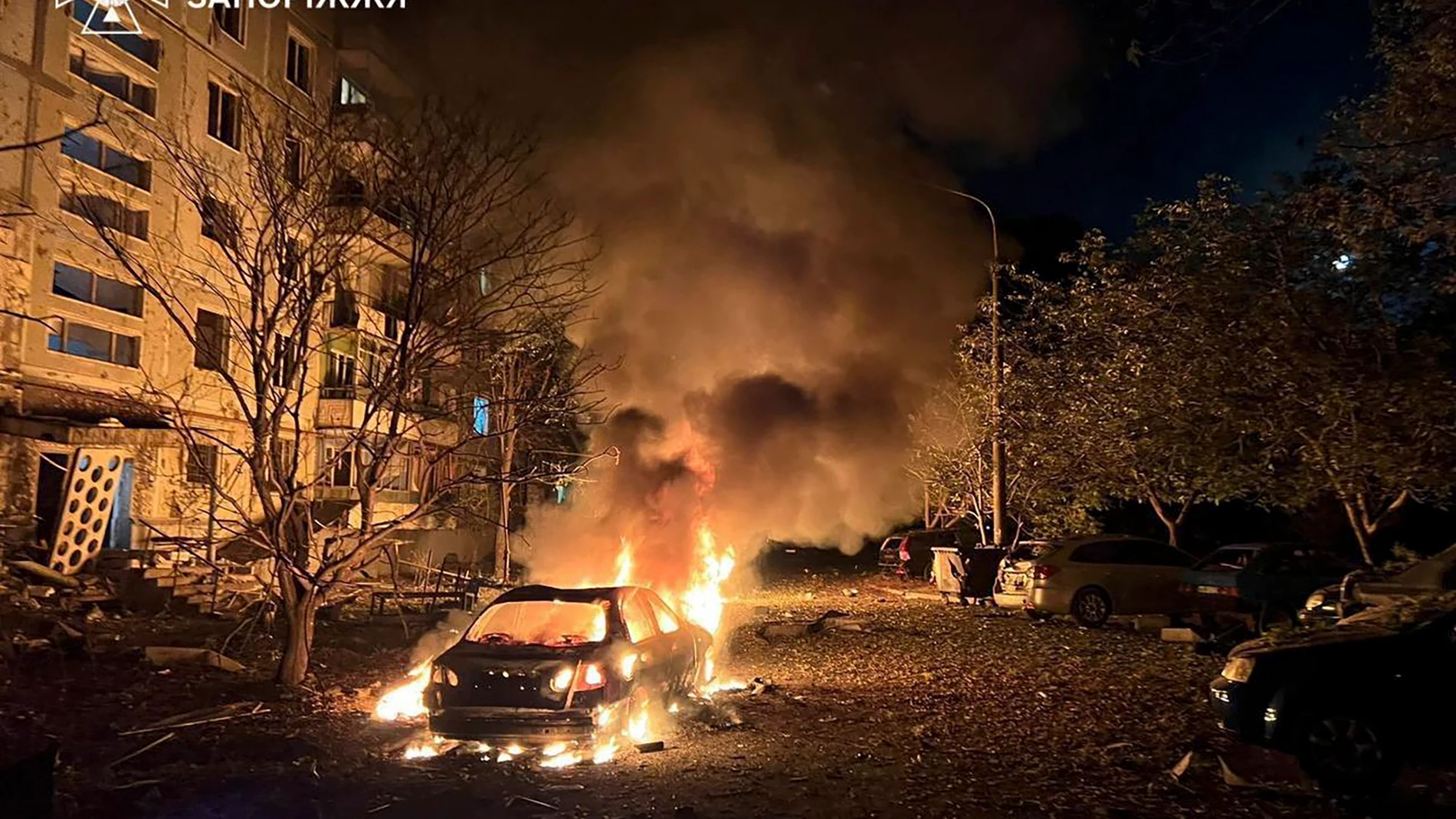 ZAPORIZHZHIA (Ukraine), 05/10/2025.- A handout photo made available by the State Emergency Service shows the site of a Russian strike on a residential building in Zaporizhzhia, Ukraine, in the night of 05 October 2025. According to the State Emergency Service report, at least five people died and dozens were injured after Russia launched an overnight attack on Ukraine with more than 50 missiles of different types and 500 shock drones. The Lviv, Ivano-Frankivsk, Zaporizhia, Chernihiv, Sumy, Kh...
