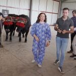 La consejera de Agricultura, Ganadería y Desarrollo Rural, María González Corral, visita una explotación dirigida por jóvenes ganaderos