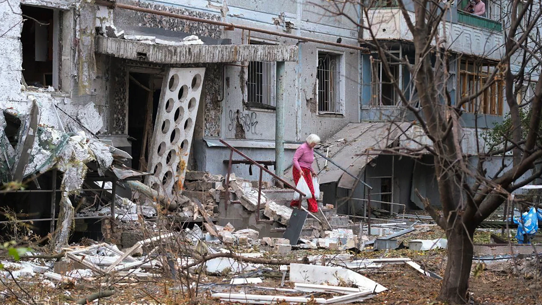 FOTODELDIA ZAPORIYIA (Ucrania), 05/10/2025.- Una foto distribuida por la Administración Militar Regional de Zaporiyia muestra el lugar de un ataque ruso contra un edificio residencial en Zaporiyia, Ucrania, el 05 de octubre de 2025. Según el informe del Servicio Estatal de Emergencias, al menos cinco personas murieron y docenas resultaron heridas después de que Rusia lanzara un ataque nocturno contra Ucrania con más de 50 misiles de diferentes tipos y 500 drones de choque. Las regiones de Leó...