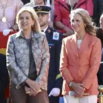Los looks de las Infantas Cristina y Elena en Torrejón de Ardoz.