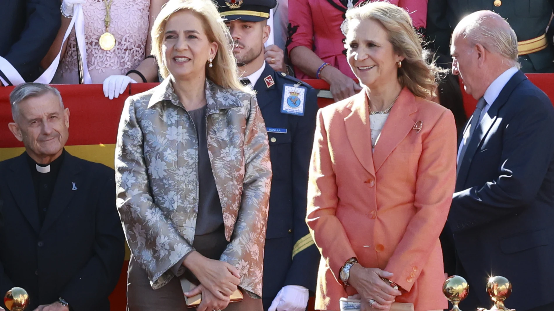 Los looks de las Infantas Cristina y Elena en Torrejón de Ardoz.