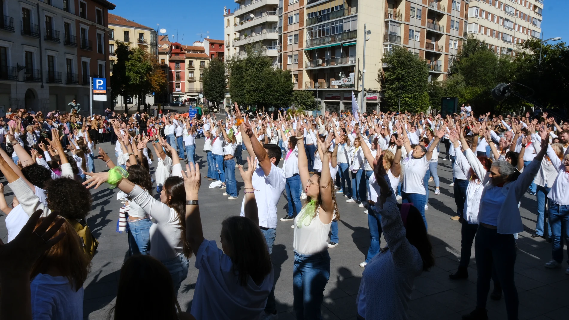 VALLADOLID, 05/10/2025.- Cerca de 200 personas participan en un 'flashmob' en el entorno de la Catedral de Valladolid para recordar a la actriz y cantante vallisoletana, Concha Velasco, con motivo del 60 aniversario del lanzamiento de 'La chica yeyé'. EFE/Fernando Sanz