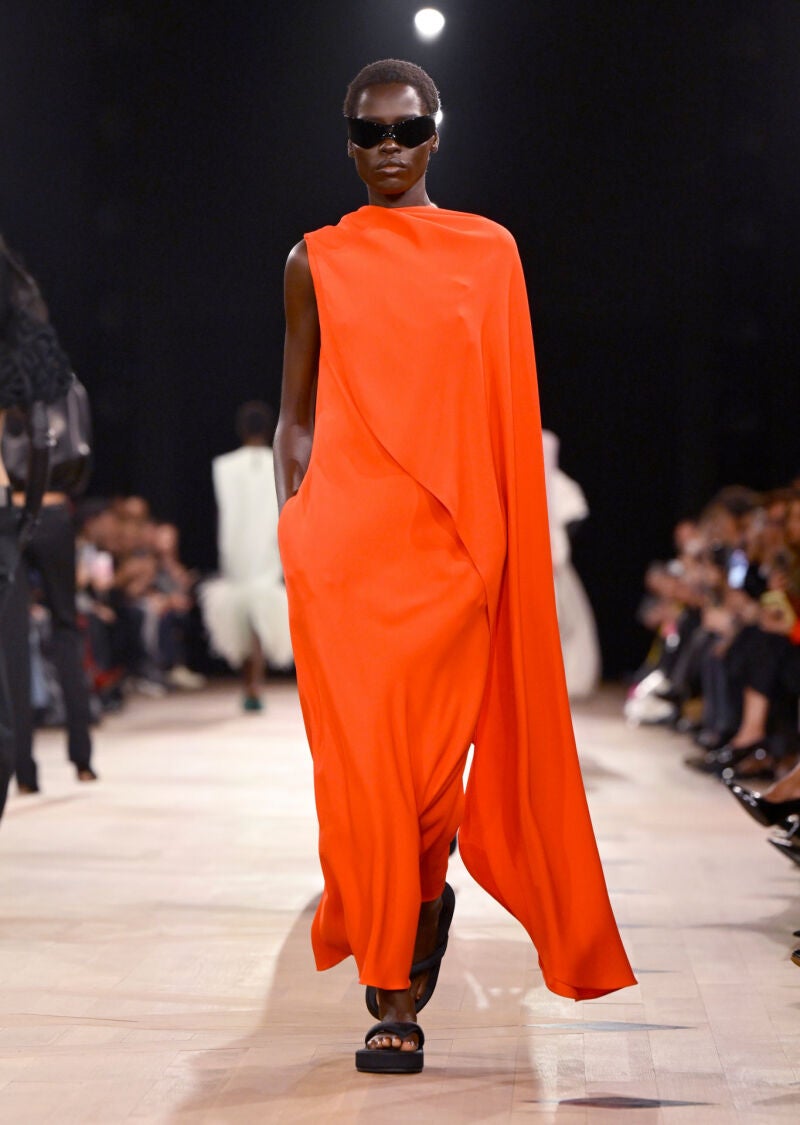 Modelo en el desfile de Balenciaga.