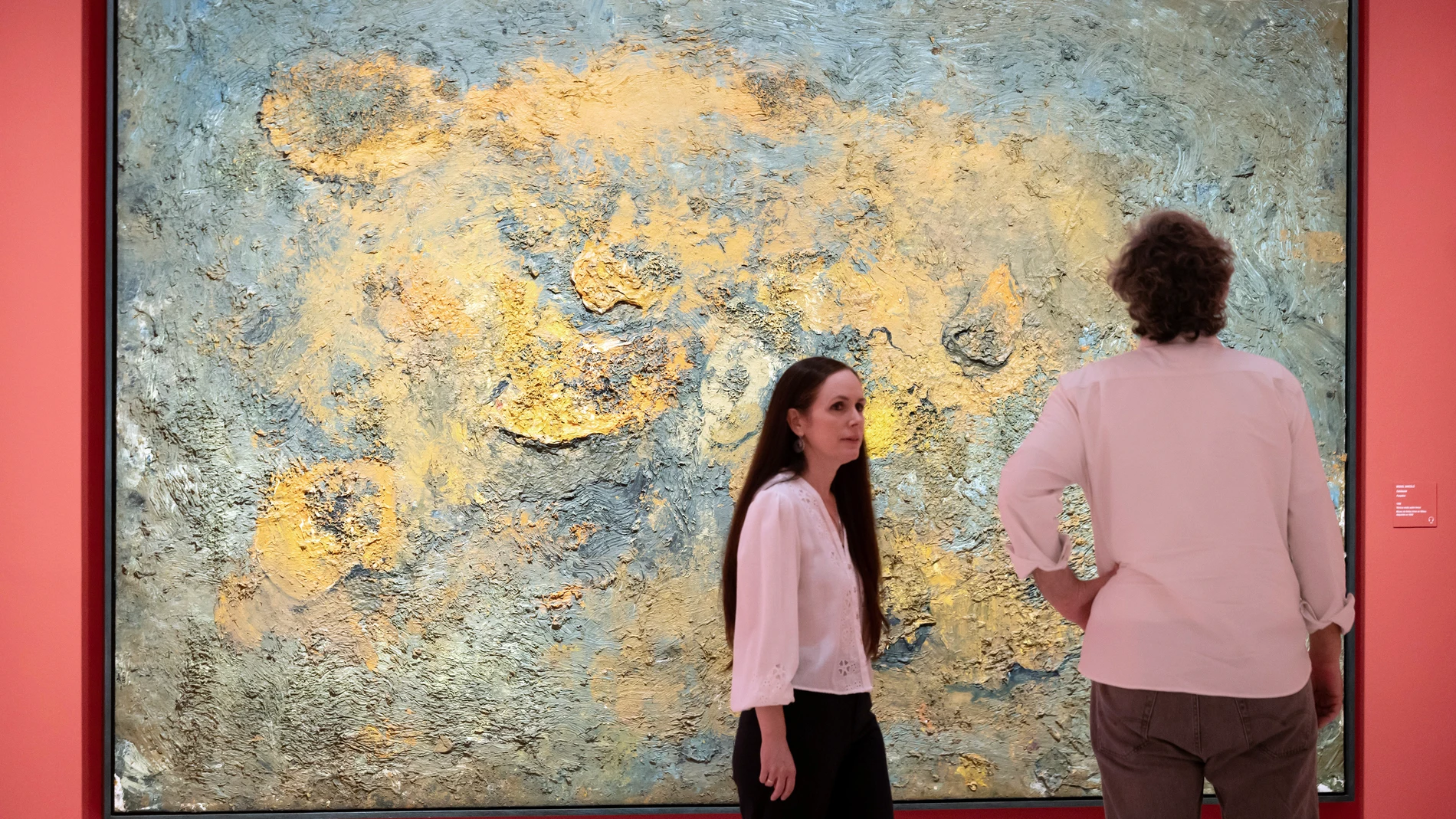 Unas personas junto a la obra 'Calabazas', de Miquel Barceló que forma parte de la exposición temporal 'Telúricos y primitivos. De la Escuela de Vallecas a Miquel Barceló',