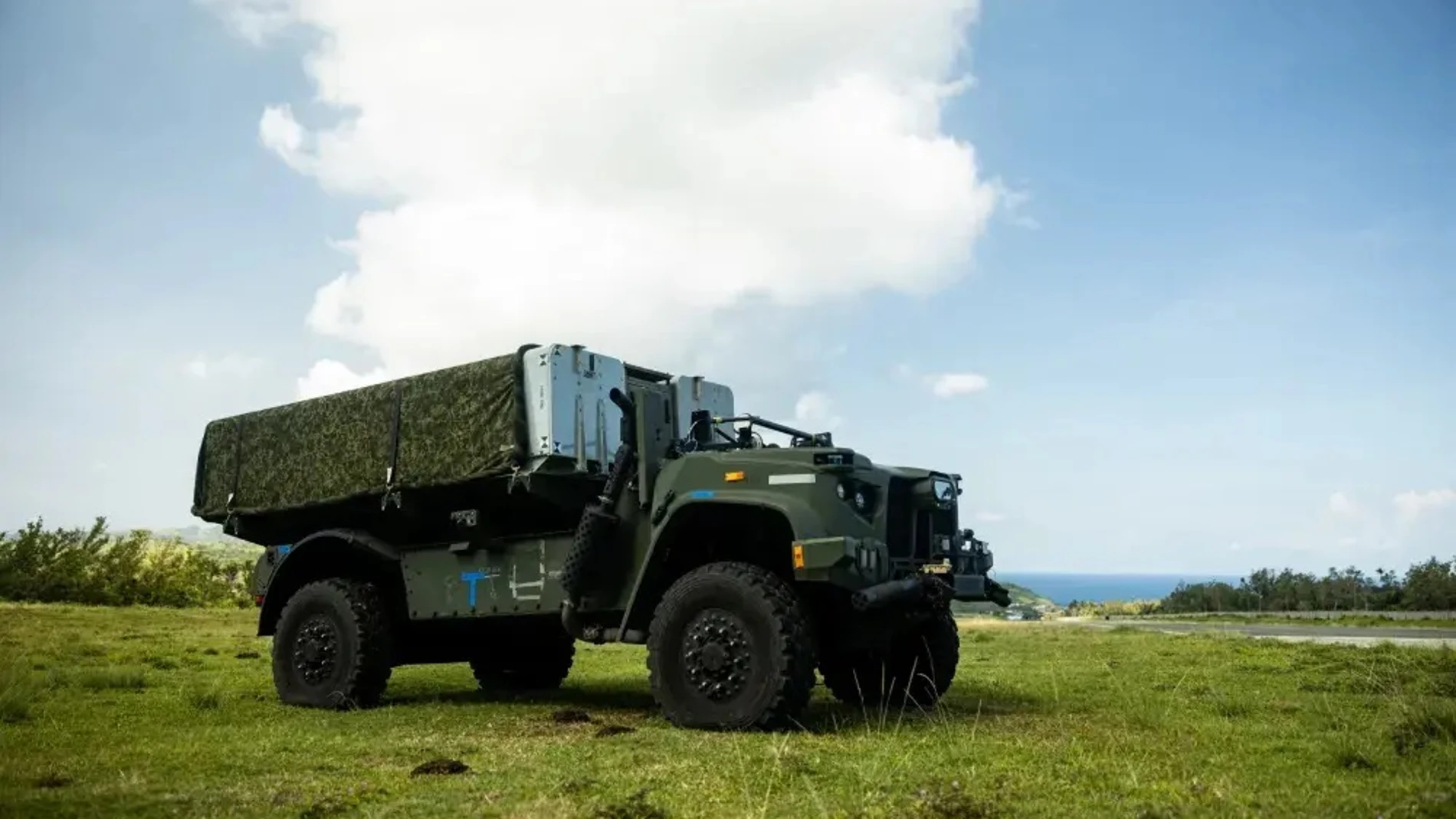 Camión militar equipado con sistema de misiles antibuque