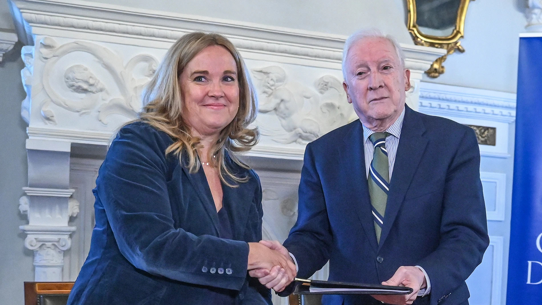 La alcaldesa de Burgos, Cristina Ayala, y el presidente de la Fundación Consulado del Mar, Antonio Méndez Pozo firman un convenio de colaboración