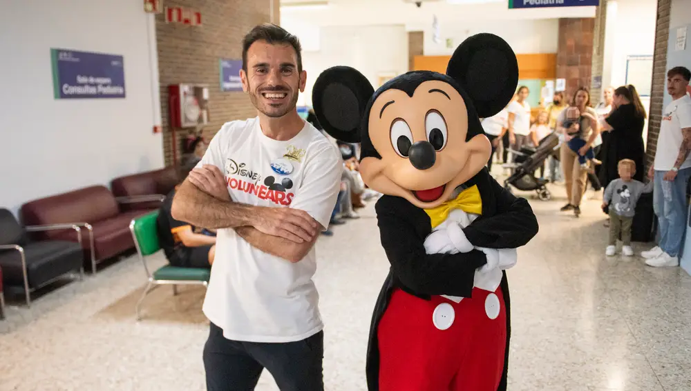 Mickey Mouse visita el área de pediatría del Hospital de Albacete con el embajador Disney José Alfaro como anfitrión