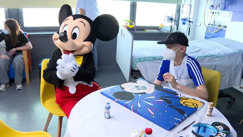 Mickey llena de magia la planta de Pediatría del Hospital de Albacete con el embajador Disney José Alfaro como anfitrión