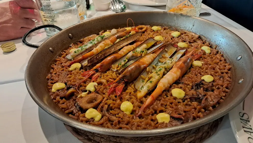 Fideuá con navajas y marisco