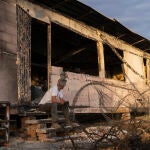 Luis Pernía, en la fachada de su casa el pasado 3 de octubre, que quedó arrasada tras el incendio de Tres Cantos del pasado 11 de agsto.