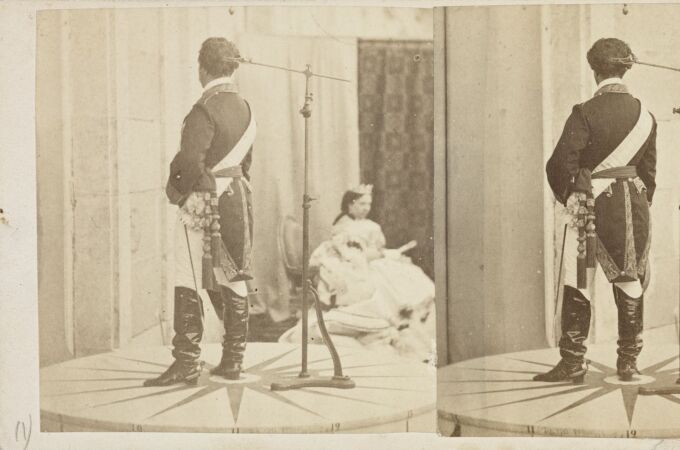 El rey consorte Francisco de Asís posando para una fotoescultura