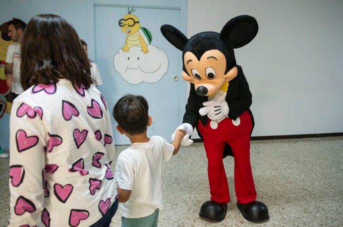 Mickey Mouse visita el área de pediatría del Hospital de Albacete con el embajador Disney José Alfaro como anfitrión