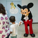 Mickey Mouse visita el área de pediatría del Hospital de Albacete con el embajador Disney José Alfaro como anfitrión