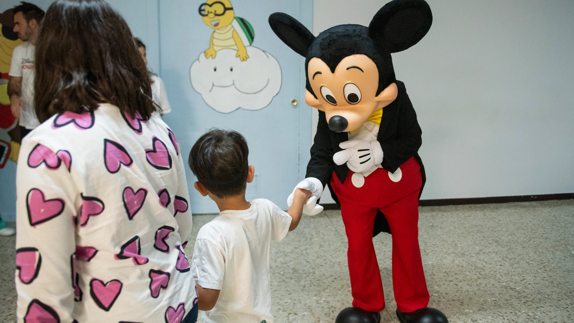 Mickey Mouse saluda a los niños en el área de pediatría del Hospital General Universitario de Albacete, a 6 de octubre de 2025, en Albacete, Castilla-La Mancha (España). La magia de Disneyland París ha llegado este lunes al servicio pediátrico del Hospital General Universitario de Albacete gracias a la visita del albaceteño José Alfaro, actual Embajador de Disneyland París, y de Mickey Mouse. Los niños hospitalizados han podido conocer de primera mano al ratón más famoso del mundo y disfrutar...