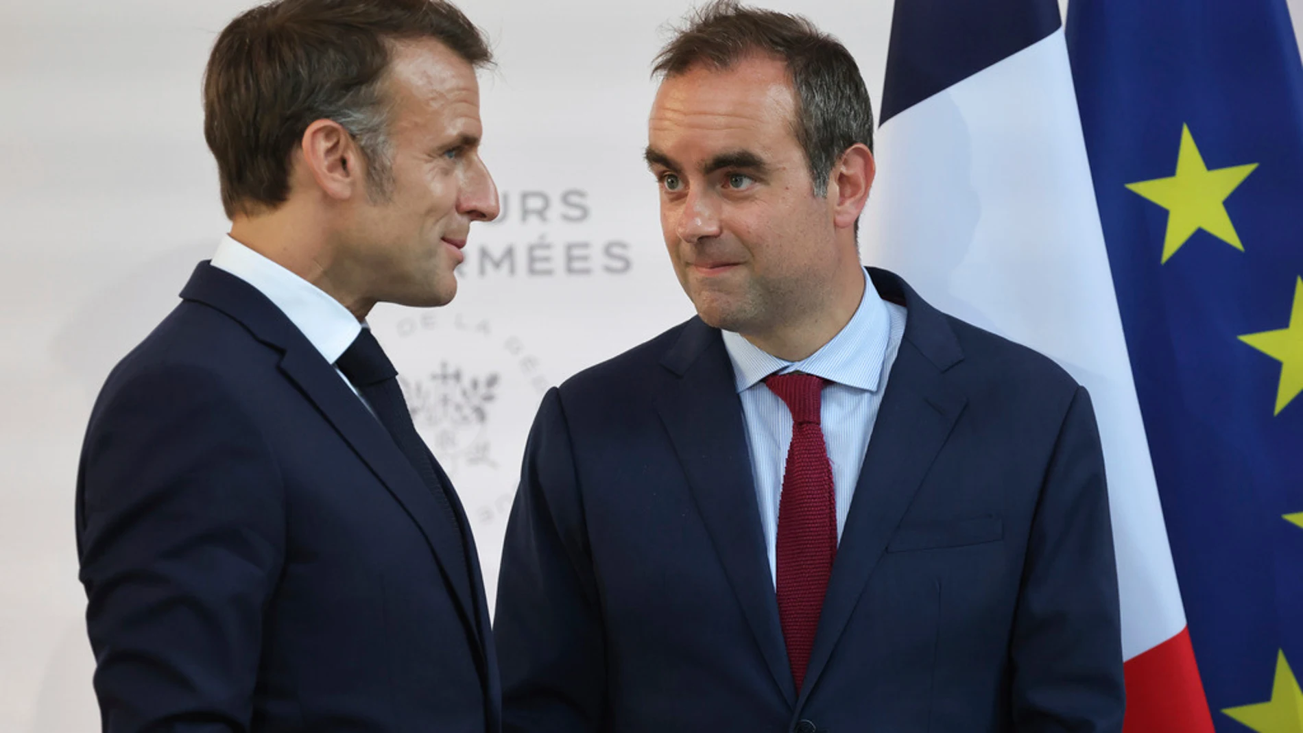 Emmanuel Macron, junto al dimitido primer ministro francés, Sébastien Lecornu