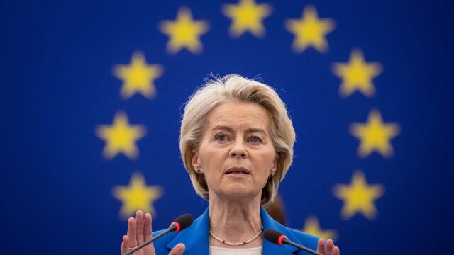 STRASBOURG (France), 06/10/2025.- European Commission President Ursula von der Leyen speaks during a plenary session at the European Parliament in Strasbourg, France, 06 October 2025. The plenary session, which runs from 06 to 09 October, is set to discuss two motions of censure tabled by the far-right 'Patriots for Europe' (PfE) group and 'The Left' against European Commission President Ursula von der Leyen. (Francia, Estrasburgo) EFE/EPA/CHRISTOPHE PETIT TESSON 
