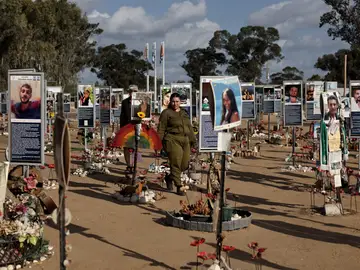 Site of the Nova music festival two years on Re'im (Israel), 06/10/2025.- An Israeli soldier visiting memorials at the site of the Nova music festival, near Re'im, near the Gaza border, southern Israel, 06 October 2025. October 07 marks two years since the Palestinian militant group Hamas launched a surprise attack on Israel, taking dozens of hostages and killing nearly 1,200 people. In response, Israel began its war on Gaza, which has killed more than 66,000 people, displaced millions and destroyed the Palestinians enclave. EFE/EPA/ATE...