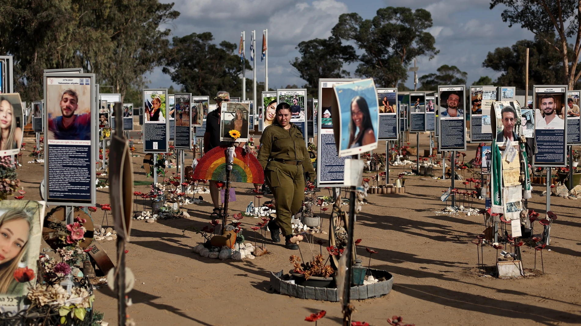 Re'im (Israel), 06/10/2025.- An Israeli soldier visiting memorials at the site of the Nova music festival, near Re'im, near the Gaza border, southern Israel, 06 October 2025. October 07 marks two years since the Palestinian militant group Hamas launched a surprise attack on Israel, taking dozens of hostages and killing nearly 1,200 people. In response, Israel began its war on Gaza, which has killed more than 66,000 people, displaced millions and destroyed the Palestinians enclave. EFE/EPA/ATE...