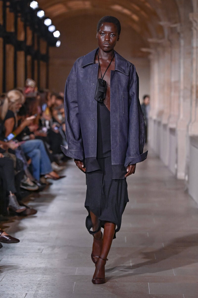 Modelo en el desfile de Victoria Beckham.