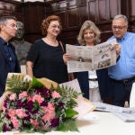 ￼ Tradicional entrega de la prensa del día a la vice alcaldesa de la ciudad. @ Gonzalo Pérez 