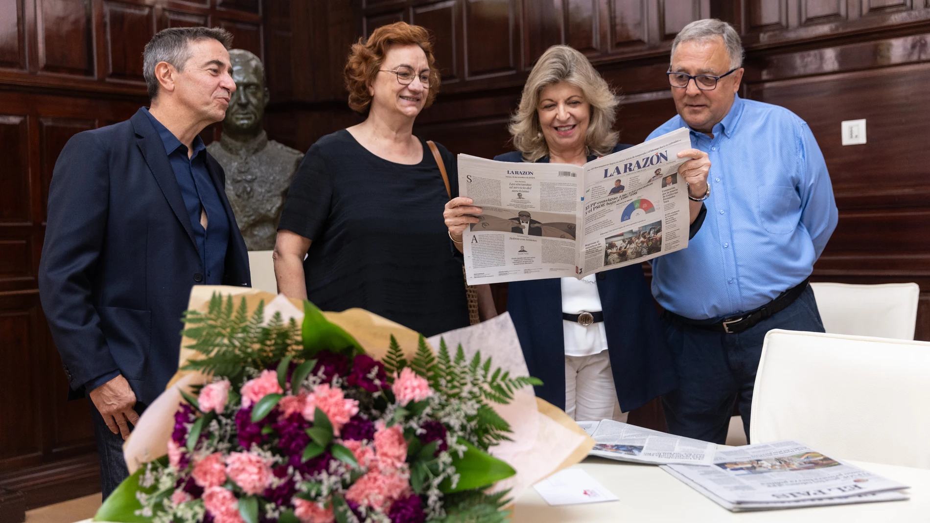 Tradicional entrega de la prensa del día a la vice alcaldesa de la ciudad. @ Gonzalo Pérez
