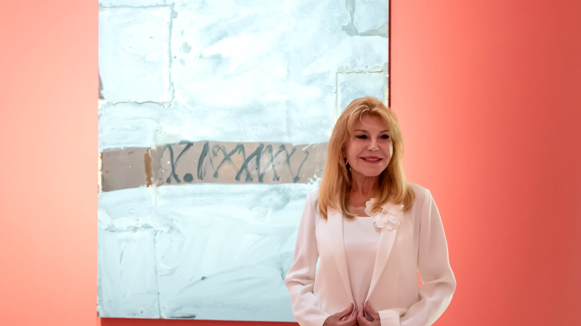 FOTODELDÍA MÁLAGA, 06/10/2025.- La baronesa Carmen Thyssen-Bornemisza (d), junto a la obra ‘Rectángulos grises’ de Antoni Tápies que forma parte de la exposición temporal 'Telúricos y primitivos. De la Escuela de Vallecas a Miquel Barceló', que reúne 64 obras de 45 artistas españoles, entre los que se encuentran también Benjamín Palencia, Alberto Sánchez, Maruja Mallo, Joan Miró, Antonio Saura, Pablo Picasso, Manolo Millares, Eduardo Chillida, Juana Francés o Miquel Barceló, este lunes en el ...