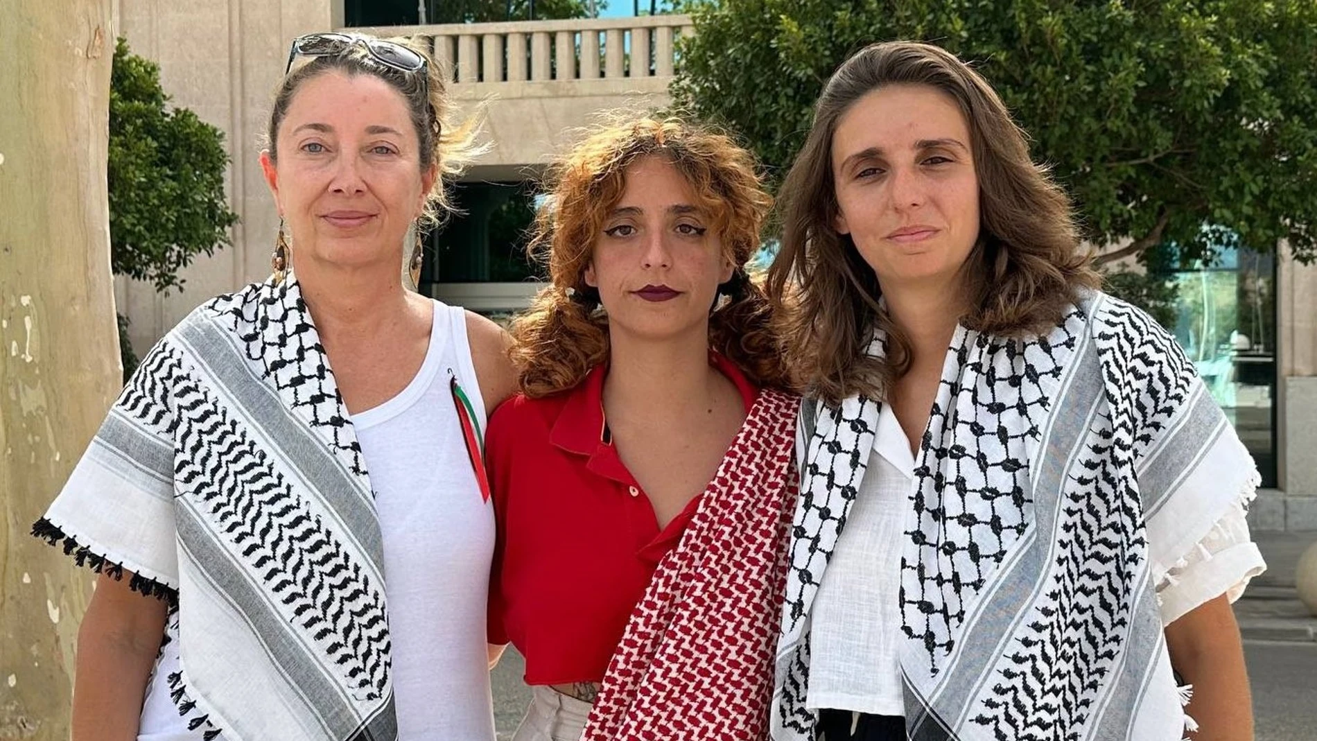 La activista Reyes Rigo, a la izquierda, acompañada por las otras dos mallorquinas integrantes de la Global Sumud Flotilla, Lucía Muñoz y Alejandra Martínez,.REMITIDA / HANDOUT por PODEMOS BALEARESFotografía remitida a medios de comunicación exclusivamente para ilustrar la noticia a la que hace referencia la imagen, y citando la procedencia de la imagen en la firma06/10/2025