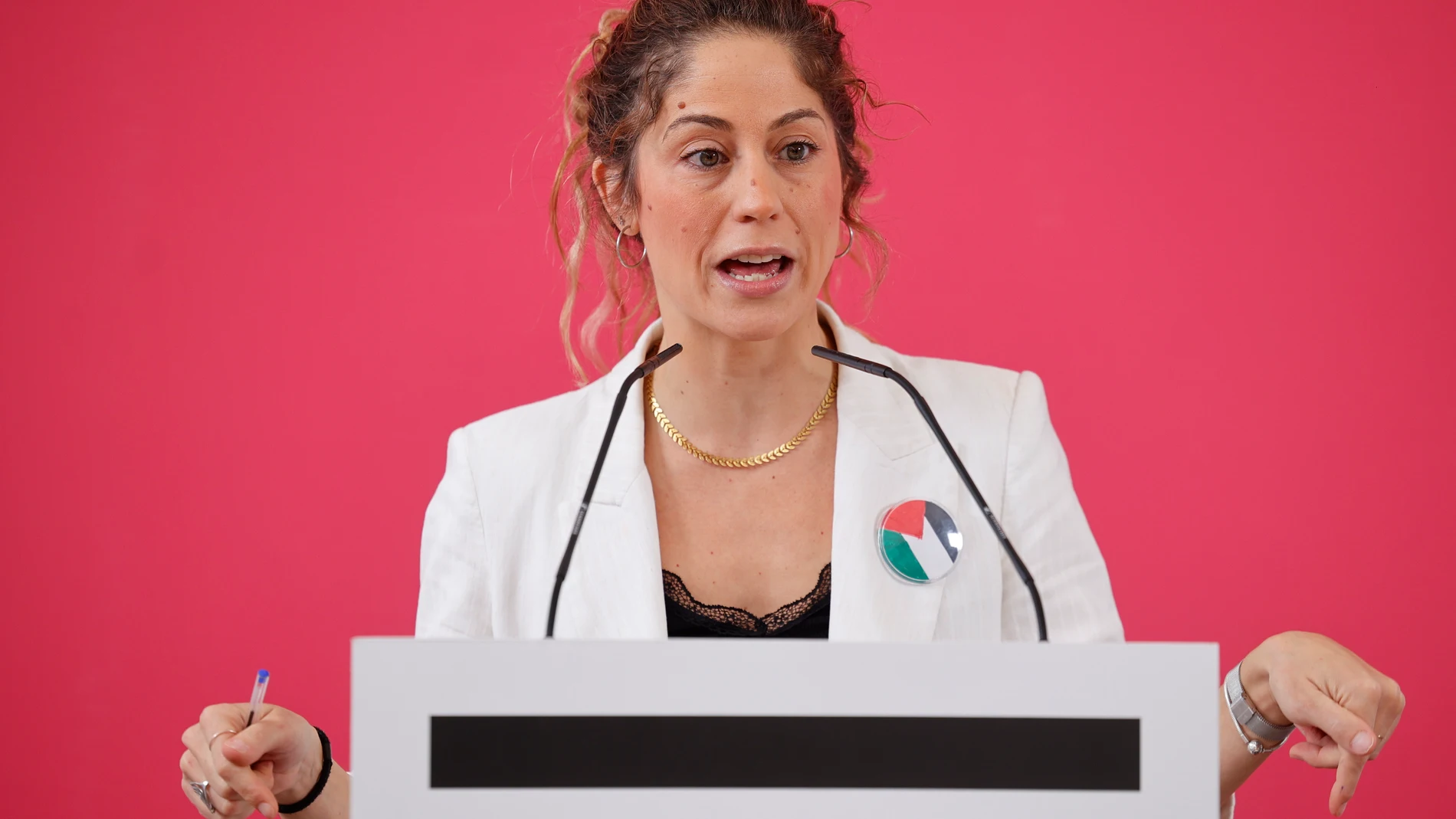 MADRID, 06/10/2025.- La coordinadora de Movimiento Sumar, Lara Hernández durante la rueda de prensa ofrecida este lunes en la sede de la formación, en Madrid. EFE/ Daniel Gonzalez