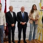 Roldán Rodríguez, director general de Recoletas Salud; Armando Rodríguez, presidente de Recoletas Salud; Jesús Julio Carnero, alcalde de Valladolid; Blanca Jiménez Cuadrillero, concejala de Turismo, Eventos y Marca Ciudad, y José Luis Cienfuegos, director de Seminci