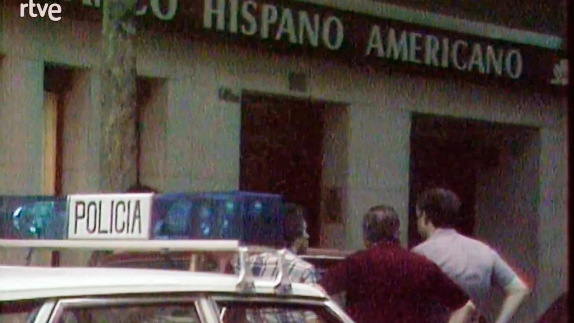 La policía, frente a la sede del banco atracado en 1985