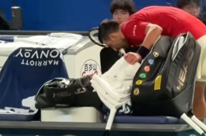 Infierno en Shanghái: las impactantes imágenes de Djokovic vomitando en la pista