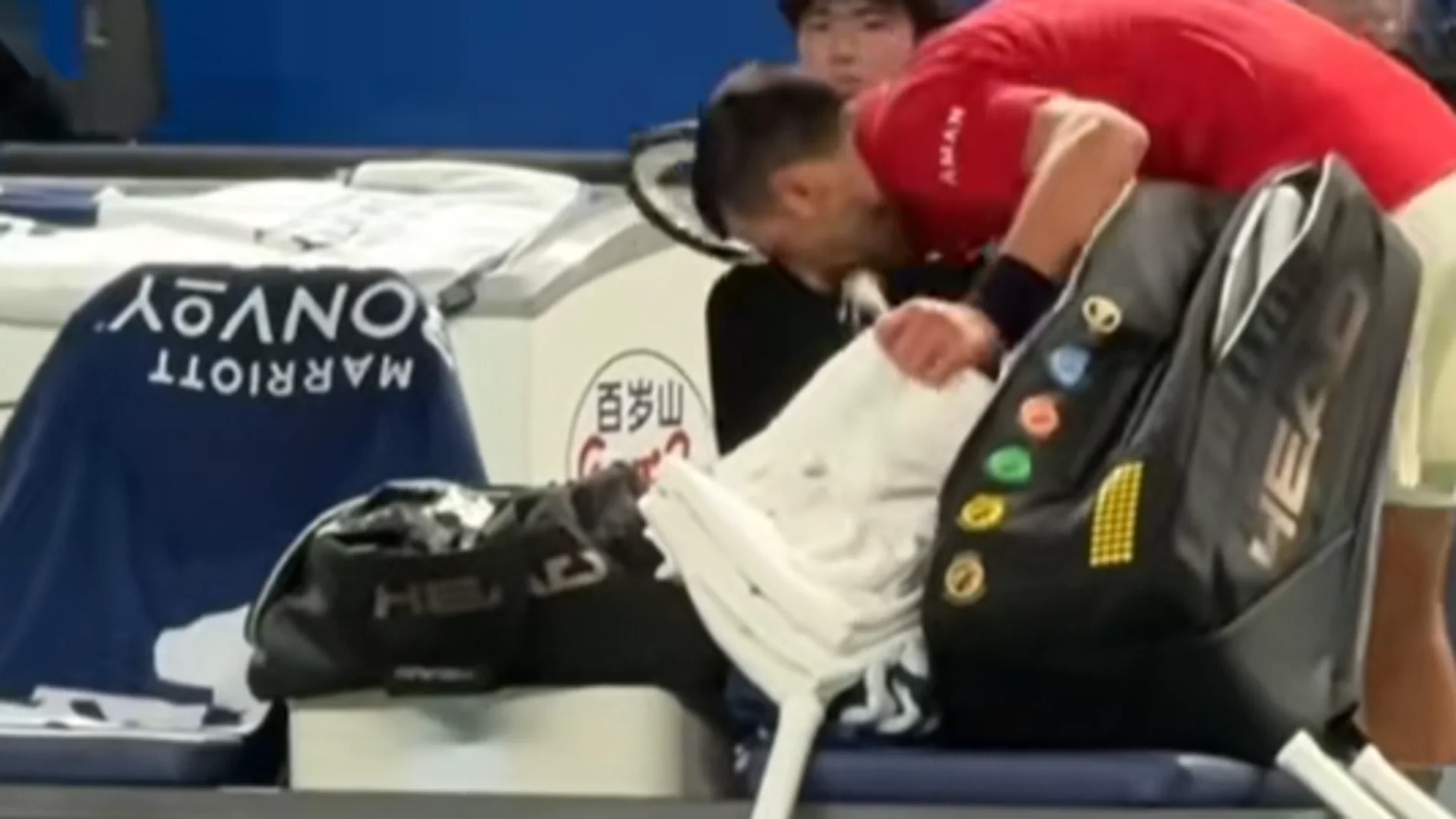 Infierno en Shanghái: las impactantes imágenes de Djokovic vomitando en la pista