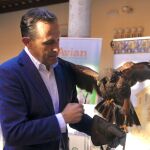 El presidente de la Diputación de Valladolid, Conrado Íscar, junto a uno de los ejemplares que participarán en el certamen