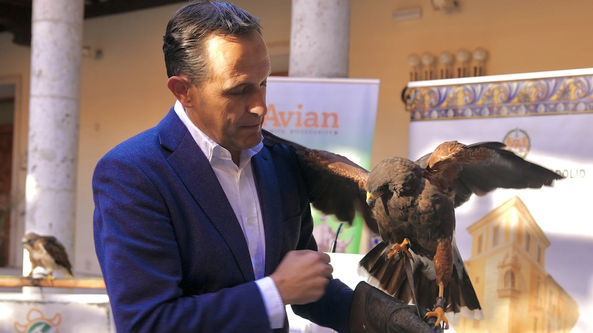El presidente de la Diputación de Valladolid, Conrado Íscar, junto a uno de los ejemplares que participarán en el certamen